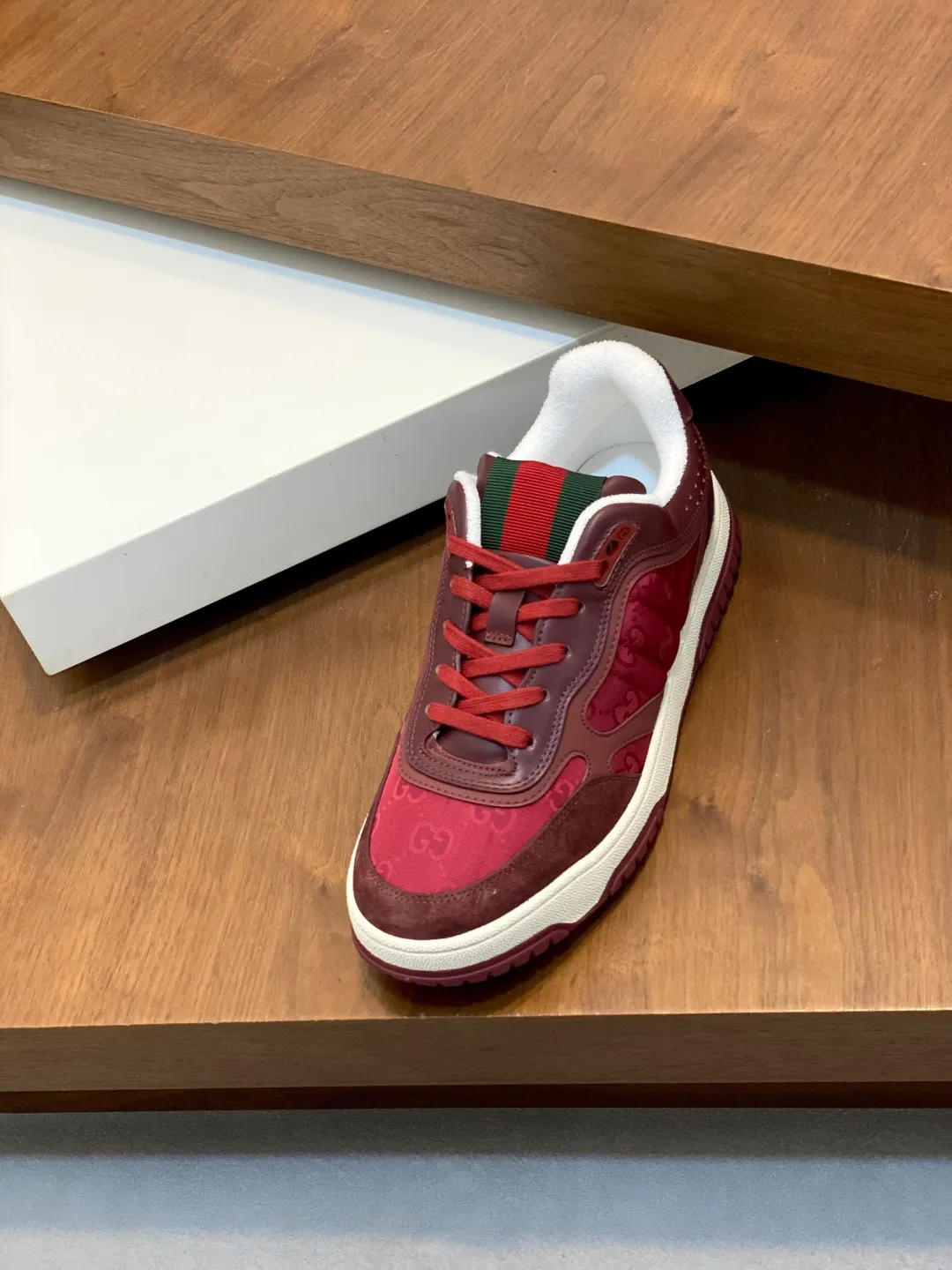 Men's Shoes 💰660 𝐆𝐮𝐜𝐜𝐢 𝐑𝐞-𝐖𝐞𝐛 As the first sneaker created by Sabato De Sarno for Gucci, the Re-Web series reinterprets the brand's classic stripes and sets off the modern silhouette design with bold and unique details. These shoes are crafted from white leather. This new sneaker is ingeniously decorated with many of the brand's classic details, and is equipped with a bright red and green webbing tongue, which will make people fall in love at first sight. White leather treated with a special process for softness and luster, with an embossed grainy texture. Script Gucci logo and interlocking G web label with Interlocking G and script Gucci logo. Rubber outsole with interlocking G detail eyelets. Web tongue. Size: 39-44 (customized for sizes 38 and 45)